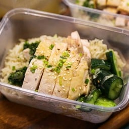 ชุดข้าวมันไก่
Hainanese Chicken, Oil Rice, Double Boiled Soup, Cucumber Salad