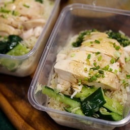 ชุดข้าวมันไก่
Hainanese Chicken, Oil Rice, Double Boiled Soup, Cucumber Salad