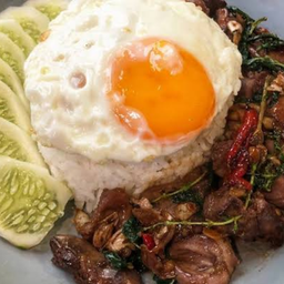 กระเพราเครื่องในไก่+ไข่ดาว