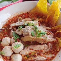 บะหมี่เกี๊ยวเย็นตาโฟต้มยำหมูสดหมูสับลูกชิ้น