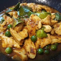 เซ็ตข้าวไข่เจียว+แกงคั่วหมู-ไก่ (พริกแกงไต้)