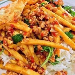 ผัดหน่อไม้พริกแกงราดข้าว