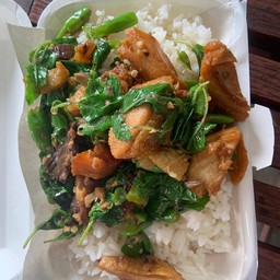 ข้าวกระเพราไก่กรอบ