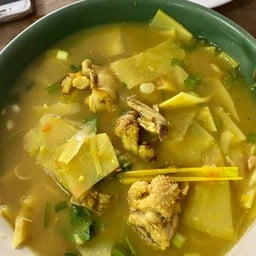 แกงหน่อไม้ส้มใส่ไก่เมือง
