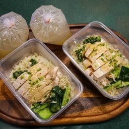 ชุดข้าวมันไก่
Hainanese Chicken, Oil Rice, Double Boiled Soup, Cucumber Salad