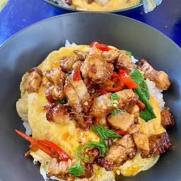 ข้าวหน้ากะเพราหมูกรอบคั่ว+ไข่ข้น