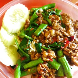ผัดพริกแกงใต้หมูสับราดข้าว