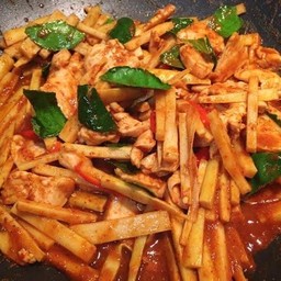 ผัดพริกแกงหนอไม้ (กับข้าว)