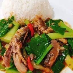 ข้าวผัดคะน้าปลากระป๋อง