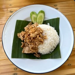 ข้าวหมูชิ้นผัดกระเทียม