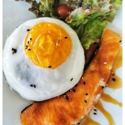 ข้าวไรซ์+แซลม่อนย่างซอส+ไข่ดาว