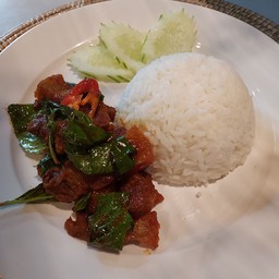 ข้าวผัดพริกแกงหมูกรอบ