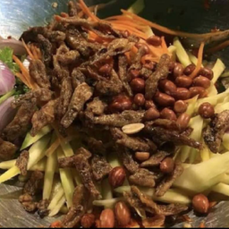 ยำมะม่วงปลากรอบ