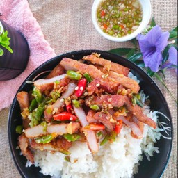 ข้าวหมูเนื้อแดงทอดคั่วพริกเกลือ