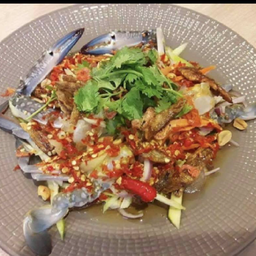 ยำมะม่วงปูม้าปลากรอบ