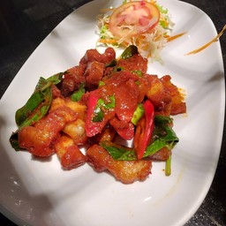 หมูกรอบผัดพริกแกง