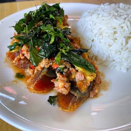 ไข่เยี่ยวม้ากะเพรากรอบ ราดข้าว