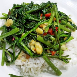 ผัดผักบุ้งราดข้าว