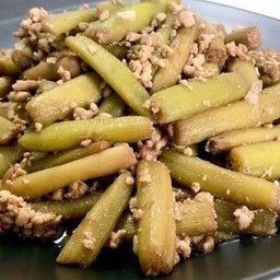 ข้าว ราดผัดสายบัวหมูสับ