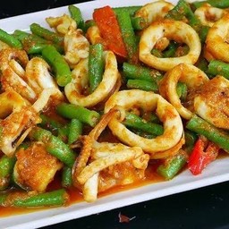 ผัดพริกแกงถั่วปลาหมึก