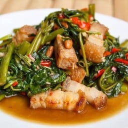 ผัดผักบุ้งหมูกรอบ