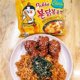 มาม่าเผ็ดเกาหลีรสชีส+ไก่ทอดอันยอง+หัวไชเท้าดอง