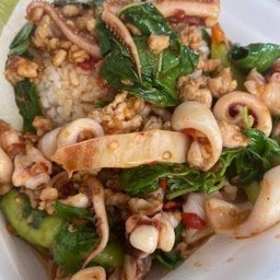ข้าวกระเพราหมูสับปลาหมึก