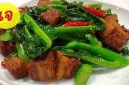 คะน้าผัดหมูเจราดข้าว