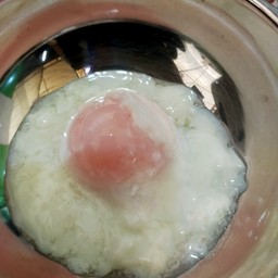 ไข่ออนเซ็น(ขออนุญาตเคาะแล้วใส่ไปในน้ำซุปเลยนะคะ)เพราะแยกไปเป็นลูกชอบมีปัญหาค่ะ