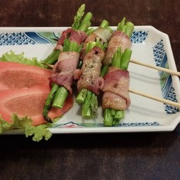 เบคอนพันหน่อไม้ฝรั่งย่าง