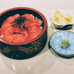 ข้าวซูชิหน้าปลาแซลมอน