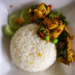 ข้าวหอมมะลิราดผัดพริกแกงไก่