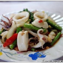 ผัดกระเพราปลาหมึกถั่วฝักยาว