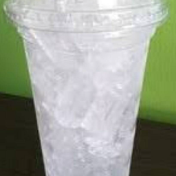 แก้วใส่น้ำแข็ง