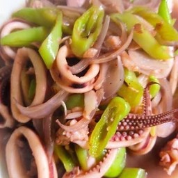 ปลาหมึกผัดพริกหยวก