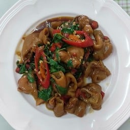 กระเพราไส้เป็นกับข้าว