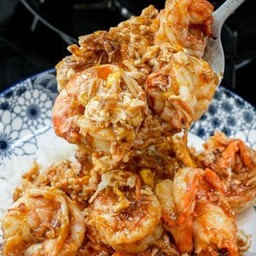 ข้าวกุ้งกระเทียมผัดไข่