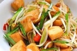 ผัดถั่วงอกเต้าหู้เจราดข้าว
