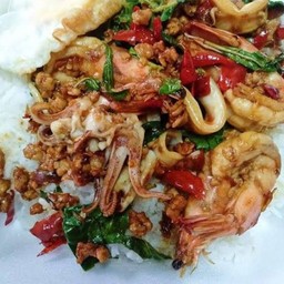ข้าวกระเพารวมฟรีไข่ดาว