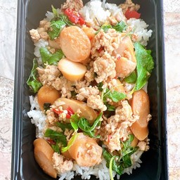 กระเพราไส้กรอกหมูสับราดข้าว