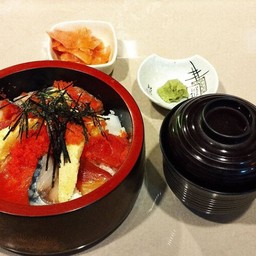 ข้าวซูชิหน้าปลาดิบรวม