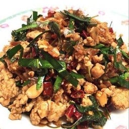 กระเพราเนื้อผัดพริกแห้งราดข้าว