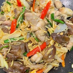 ไก่ผัดขิงราดข้าว