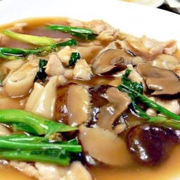 เส้นใหญ่ราดหน้าเห็ดหอมเจ