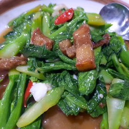 ข้าวราดผัดผักคะน้าหมูสามชั้นทอด