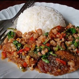 ข้าวกระเพราไข่เยี่ยวม้า