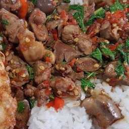 ข้าวกระเพาเครื่องในไก่ฟรีไข่ดาว