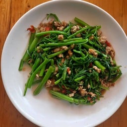 ผัดบุ้งหมูสับราดข้าว