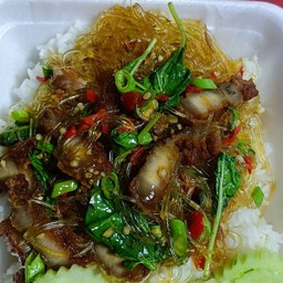 กระเพราหมูกรอบวุ้นเส้นราดข้าว