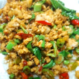 ข้าวราดผัดกระเพรา